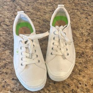 Cariuma Sneakers 7.5 Like new